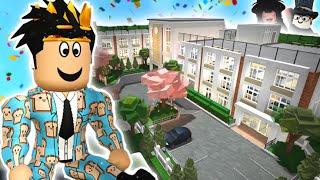 touring BLOXBURG'S BLOXY HIGH SCHOOL... this is amazing