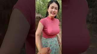 旅游到 苗族的家乡 遇到了 年轻 漂亮 性感的美女  看到男人 就扑过来   #西双版纳 #中缅边境#六国交界#老挝山#记录真实生活 #乡村守护人 #我的乡村生