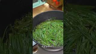 宵夜必备葱油拌面‼️做法简单好吃到停不下来熬好的葱油，不管做什么菜，放一点儿都会很香下班回家不知道吃什么，下点面条，切上一把翠绿的葱花，再淋上熬好的葱油，揪溜一口，疲劳就都消失啦！