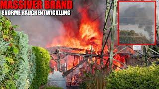 [MASSIVER BRAND MIT ENORMER RAUCHENTWICKLUNG!] - 2 Gartenlauben in Flammen - Bahnstrecke gesperrt -