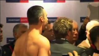 Dereck Chisora gibt Vitali Klitschko eine Ohrfeige beim Wiegen