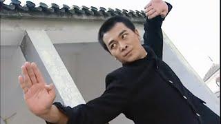 The villain stole Chinese kung fu secrets， and was severely beaten by the kung fu boy