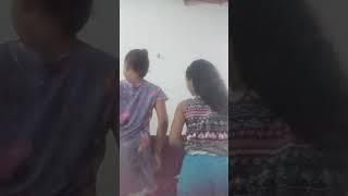 Janiele. e Maria julia dançando tik tok