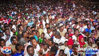 Bawumia shakes Manso Nkwanta with heavy crowd during campaign tour