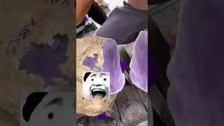 只因一点紫大哥98万 拿下 一刀切开世界安静了！ #翡翠手鐲 #翡翠 #大熱門 #原石 #古玉收藏