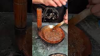日本唯一的焦糖摊！延续传统老字号的店铺【湯島天満宮　カルメ焼き】只有在祭典时才能享用到的经典焦糖现在大概只有这家店在焦糖摊上供应了 用砂糖制作的焦糖在如今这个时代仿佛变成了魔法 看着它膨胀起来永