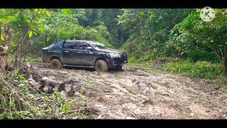 Toyota Hilux 2.4L Off Road - Using Diff Lock