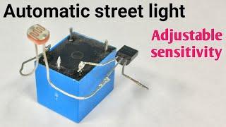 Adjustable sensitivity automatic street light circuit