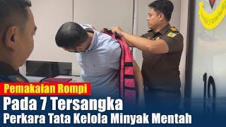 Pemakaian Rompi Pada 7 Tersangka Korupsi Tata Kelola Minyak Mentah