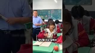 그는 수업 시간에 절대 밥을 먹지 말았어야 했어요