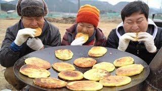 추운 날씨엔 호~호 불어 솥뚜껑 호떡!! (Korean pancake) 요리&먹방!! - Mukbang eating show