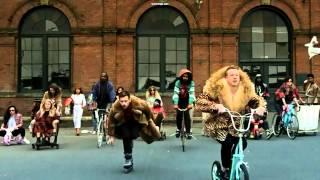 MACKLEMORE & RYAN LEWIS - THRIFT SHOP FEAT. WANZ (OFFICIAL VIDEO)