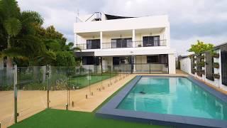 Runaway Bay, 7 Wau Avenue