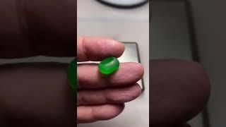 價值連城的帝王綠翡翠蛋面長哪樣？
