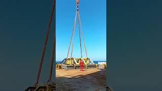 Lifting heavy metal clamp weight and deploy to the sea water.