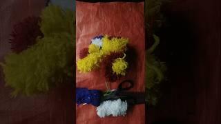 Making flowers with yarn