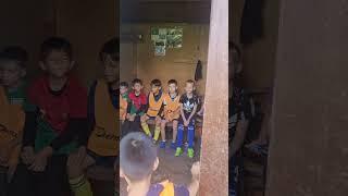 мальчишки ждут выхода на поле #футбик #football