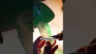 当7位数翡翠出现裂纹，看玉雕大师怎么处理。下