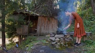 In einer 100 Jahre alten Berghütte: Kochen am Lagerfeuer in der Wildnis