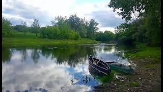 ФУТАЖ ДЛЯ МОНТАЖА. Лодки на берегу реки, отражение в воде.