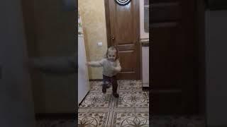 Монатик давай танцуй.