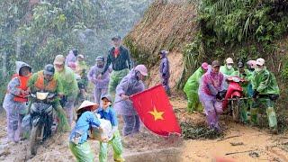 The arduous journey to visit the landslide-hit village and give gifts to the locals - Bếp Trên Bản