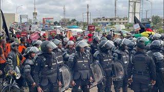 Ghanaian youth storms police HQ with massive protest to demand the release of arrested protesters