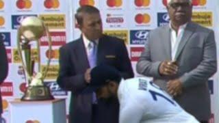 Virat Kohli touched Sunil Gavaskar's feet after receiving his POM in the Ind vs Aus award ceremony