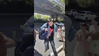 一小伙因不满欢乐谷门口大妈卖的高价雨衣，被追打【底层互害】 #底层互害