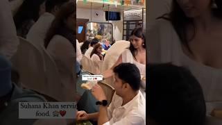 "Suhana Khan"Serving food️#suhanakhan #bollywood #viralonyoutube Bollywood Ki Fulzadiya#subscribe