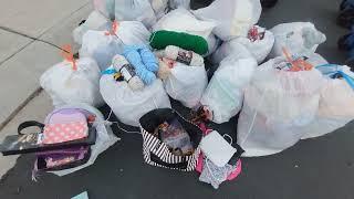 lo que tiran los millonarios un montón de dólares a la basura en usa