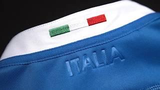 Azzurro Italia e dettagli tricolore nella maglia ‘Home’ della Nazionale italiana di rugby