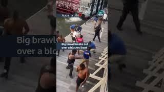 Big brawl breaks out over a blocked boat #itvnews #alabama #usa