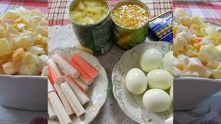 Салат з ананасами та крабовими паличками.