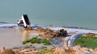 Superb techniques SHACMAN Transport Sand Stuck Bulldozers SHANTUI Displays Skill Technique