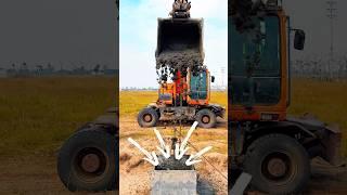 Máy xúc lắp gầu, hứng bê tông đổ đế móng. #excavator