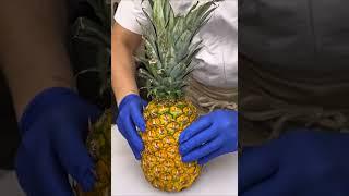 全新感觉！蓬松弹牙的菠萝大福 在铜板上揉好的蒸年糕上加入蛋白霜，口感蓬松轻盈。内馅是白豆馅和当季鲜嫩多汁的菠萝，散发着精致的甜味️ 日式与西式完美融合的新型日式甜点 柔和的甜味和每一口都散