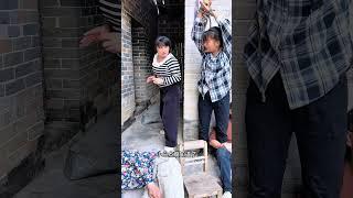 被绑美女遇险临危不惧，趁人贩子熟睡成功自救！