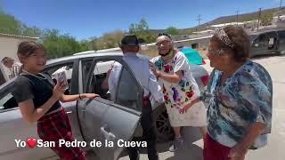 Turistas visitan a Doña Beba y Don Pancho horas antes de su boda.