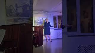 «Огней так много золотых» композитор Кирилл Молчанов.  Маша Николаева поёт. Оля Николаева играет