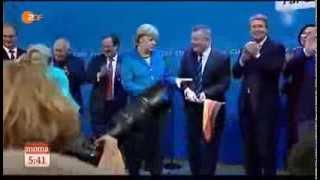 Angela Merkel wirft Deutschland-Fahne weg 22.09.2013