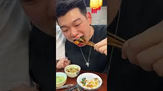 广东的鸡煲！ 鸡肉蘸上料 酸甜的！可好吃了 #广东鸡煲 #沭阳美食