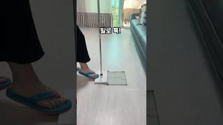 더이상 허리 숙이지 마세요! 삶의 질 상승 청소템, "언더티툭 간편밀대" 발로 툭 눌러 걸레 부착 간편하게 해요!바닥판 넓고, 밀착력 좋고, 360도 회전으로 사용하기 정말 편해요