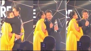 INSIDE VIDEO | Shahrukh Khan KISSES and HUGS Kajol at FILMFARE 2019