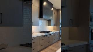 Стильная кухня в дом | ОБЗОР  #дизайнинтерьера #интерьер #kitchen #мебель