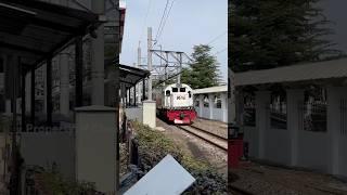 Kereta Api Logawa Stainless Steel New Generation Melintasi Malioboro Yogyakarta