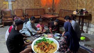 membuat mie ayam untuk makan rame rame bersama emak, bapak dan keluarga, masakan desa