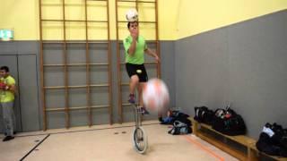 Hocheinrad + Fussball Freestyle a la Sinan Öztürk Fussball Virtuose Revolution