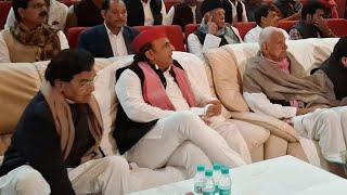सैफई गेस्ट हाउस में कार्यकर्ताओं से मिले सपा सुप्रीमो अखिलेश यादव