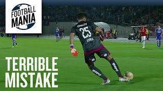 Terrible Goalkeeper Mistake - Johnny Herrera (La U)